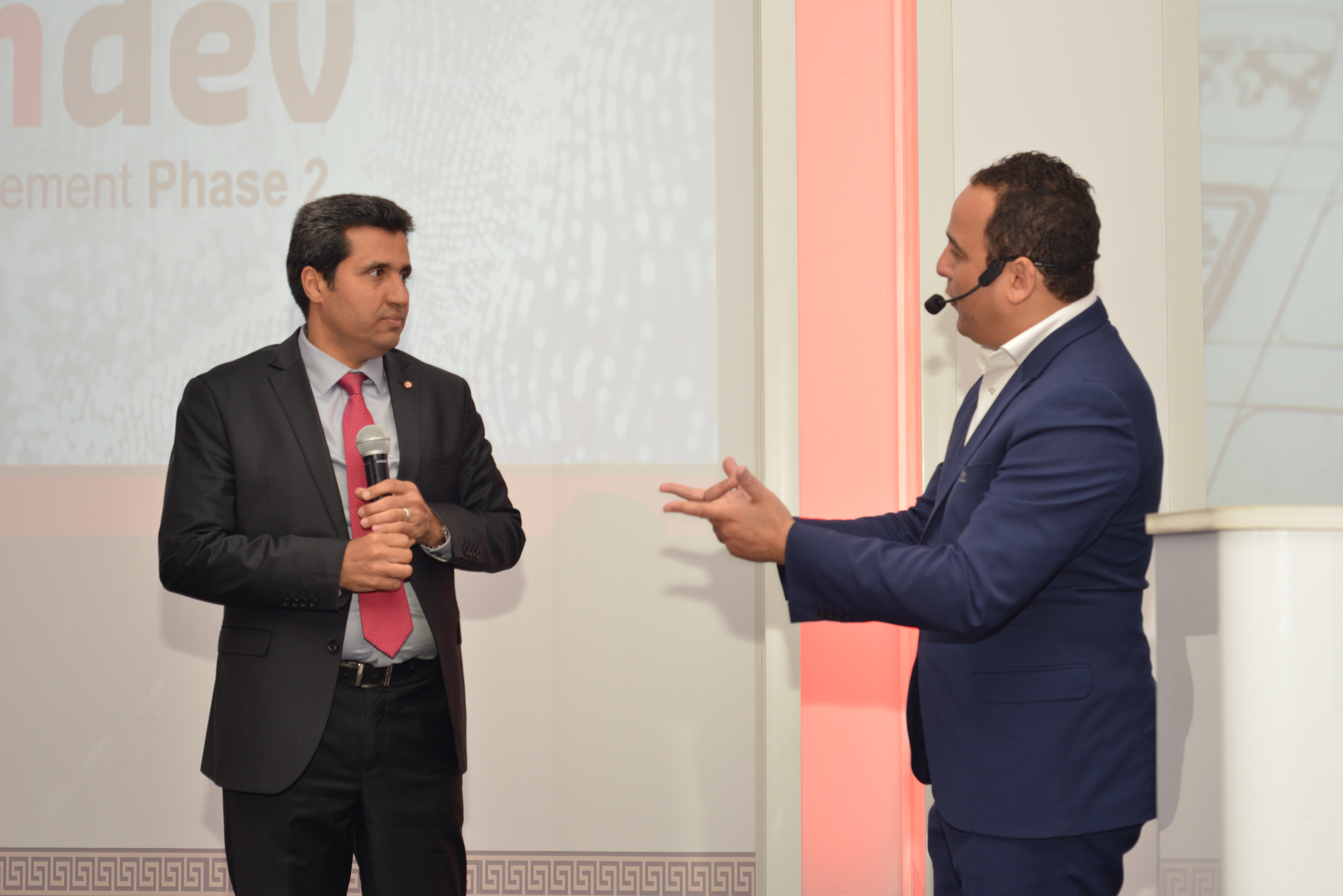  Mourad Zghidi, maître de cérémonie avec M. Anouar Maarouf, Ministre des Technologies 