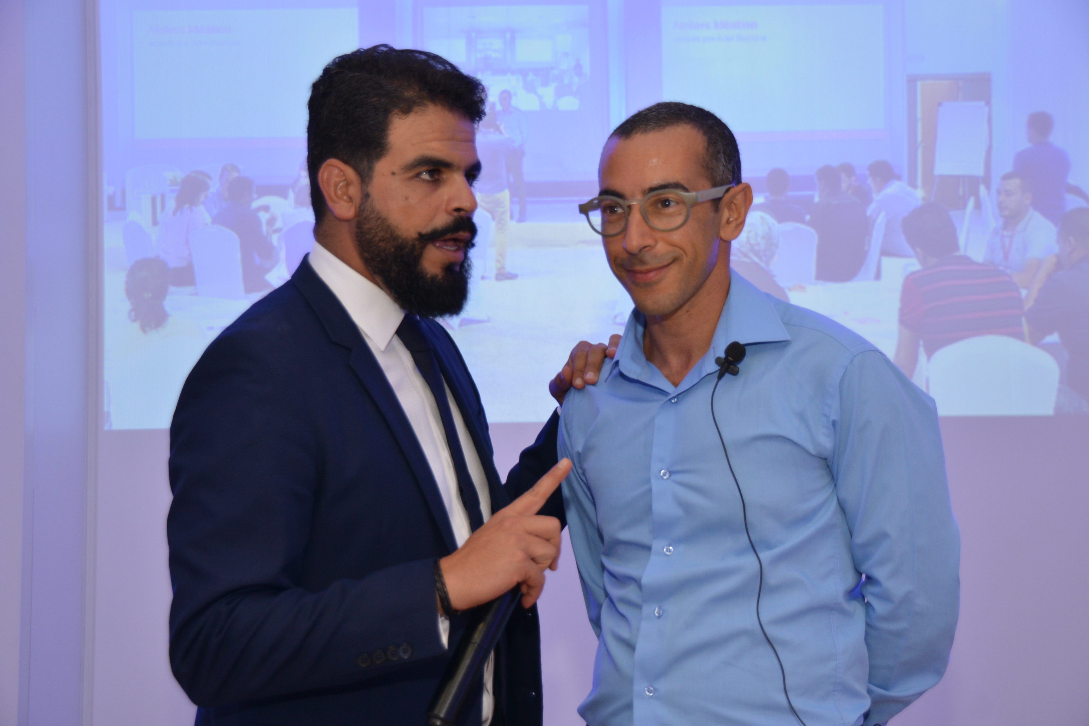  Le maître de cérémonie avec Adel Beznine 