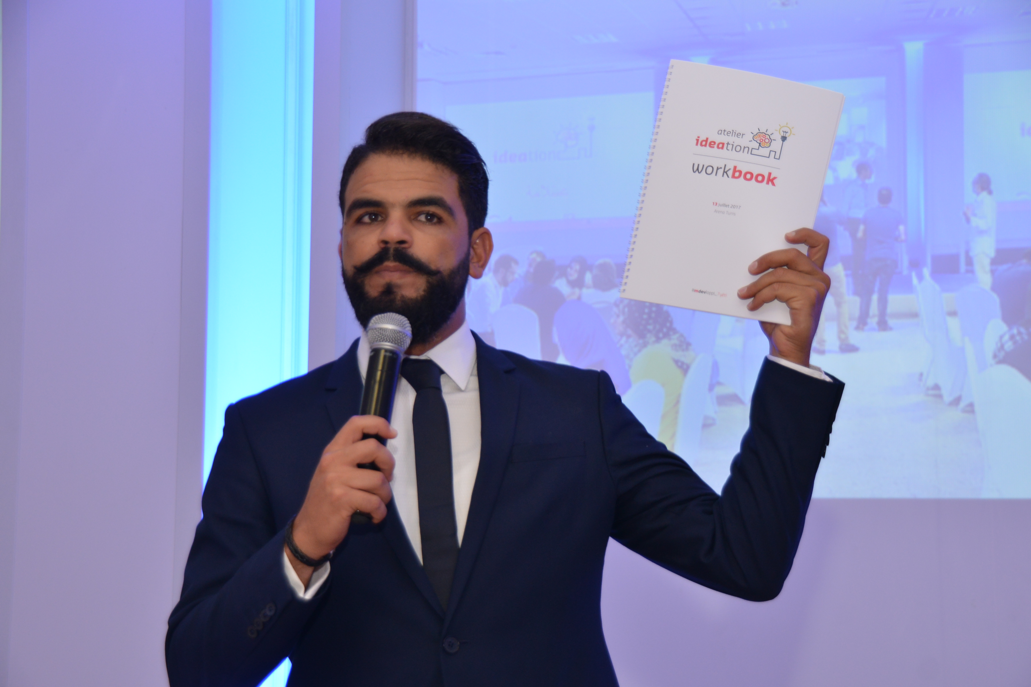  Mehdi Mahjoub présentant le livret de travail 