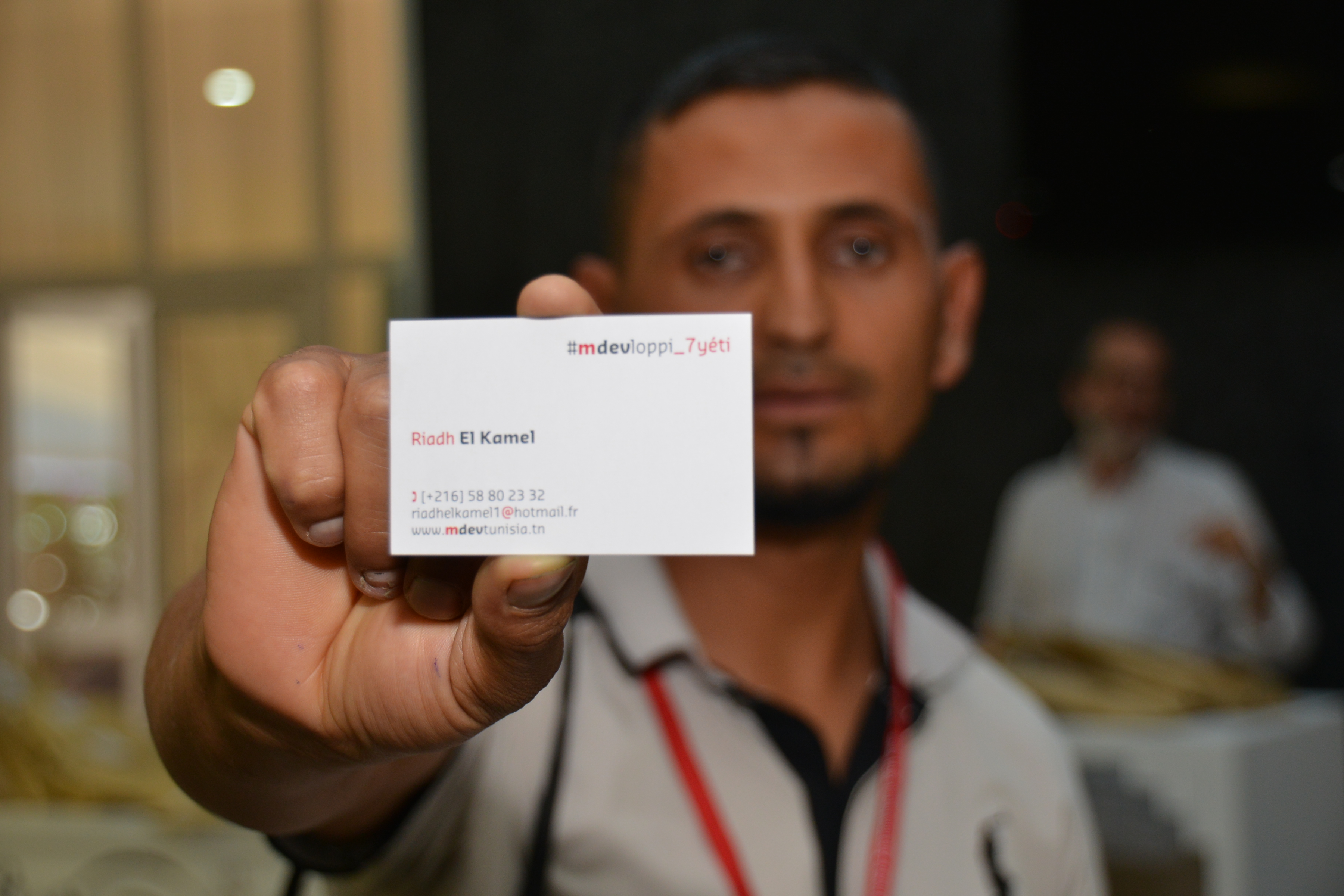  Un mDéveloppeur fier de la carte qu'il vient de recevoir 