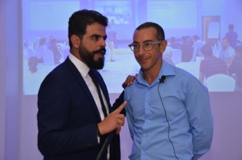  Le maître de cérémonie avec Adel Beznine 