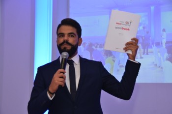  Mehdi Mahjoub présentant le livret de travail 