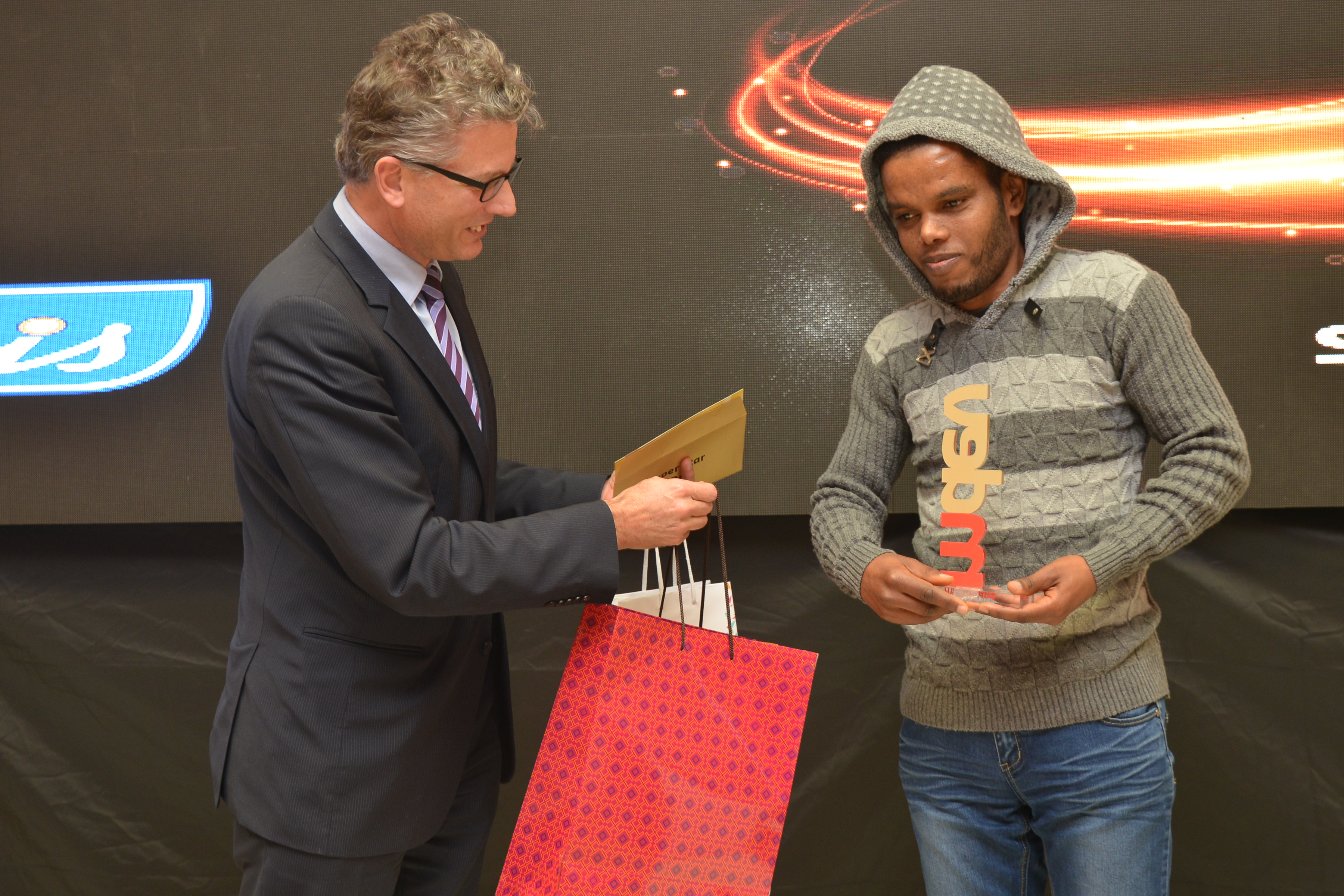  M. Matthias Giegerich, Directeur résident de la GIZ, remettant un prix 