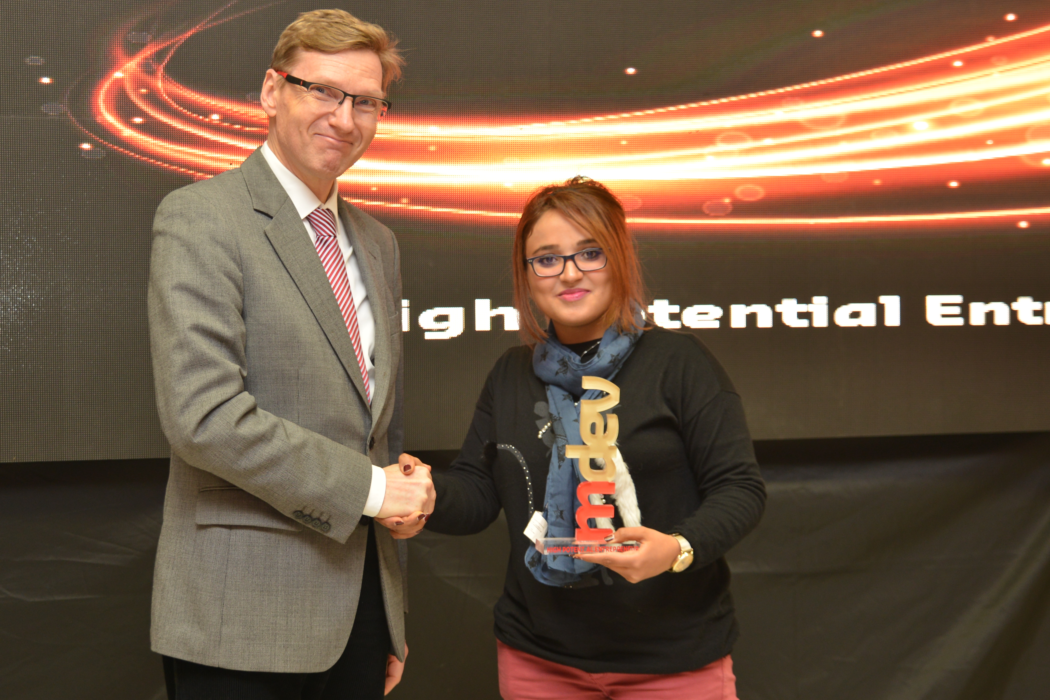  Monsieur Tobias Seiberlich de la GIZ remettant un prix 