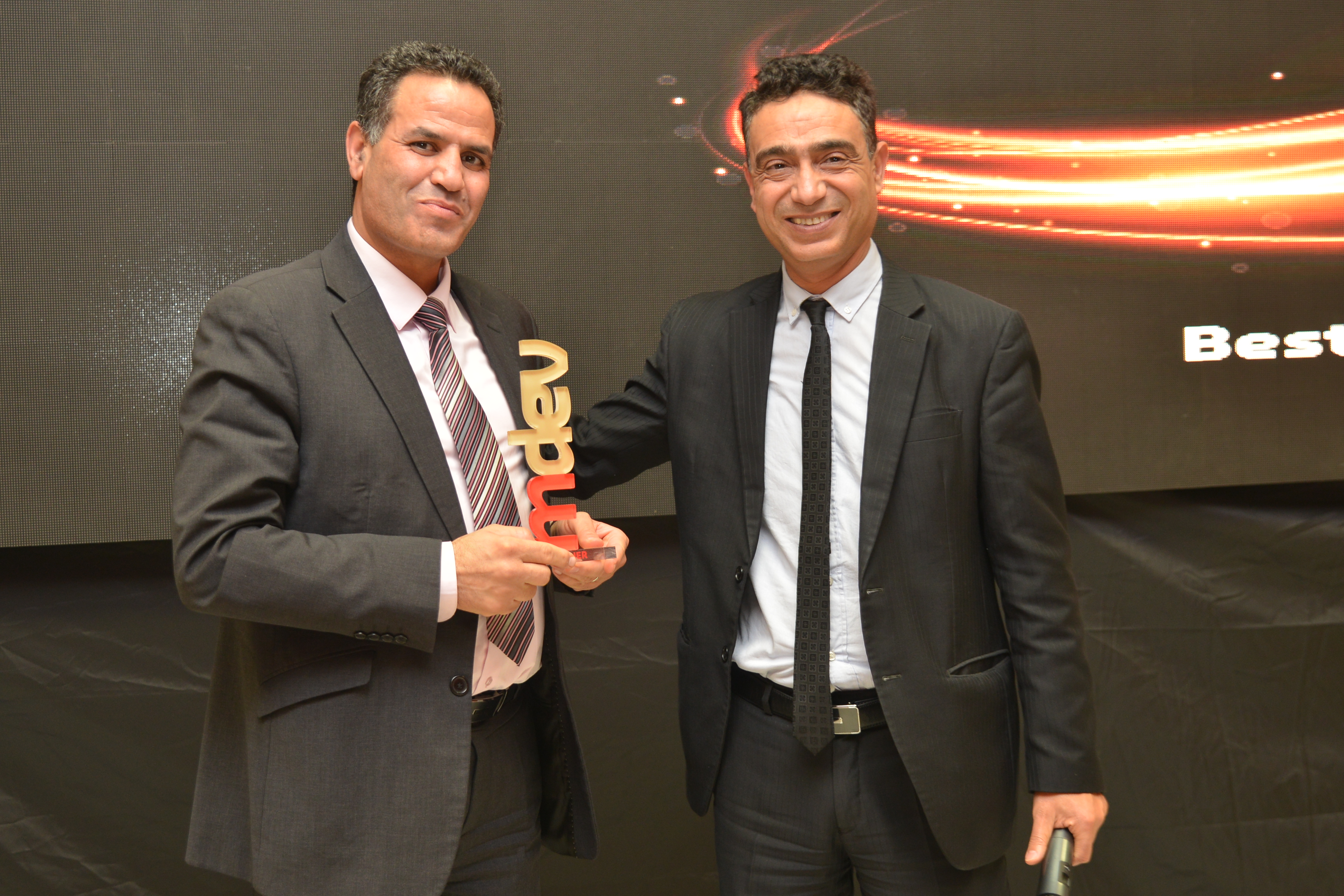  M. Mohamed Arfa (du Centre d'Affaires Pilote de Tunis) recevant un prix 