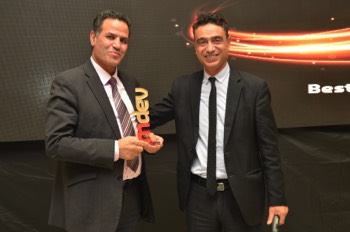  M. Mohamed Arfa (du Centre d'Affaires Pilote de Tunis) recevant un prix 